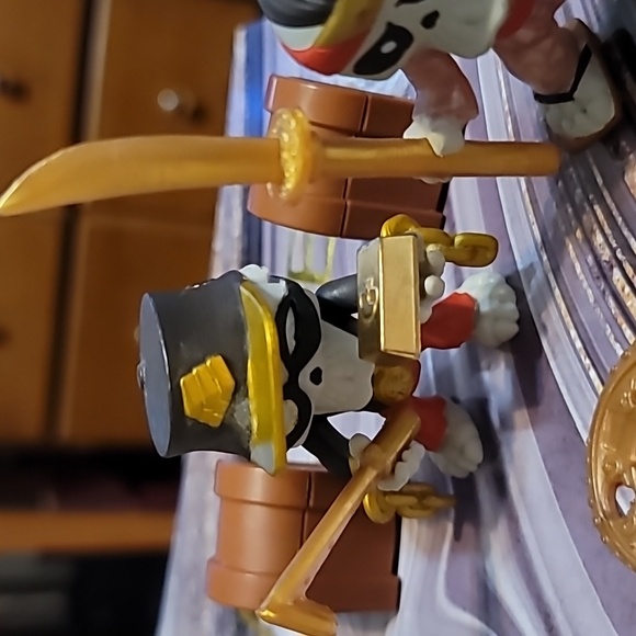 Set of 4 Treasure X characters with accessories - Picture 4 of 10